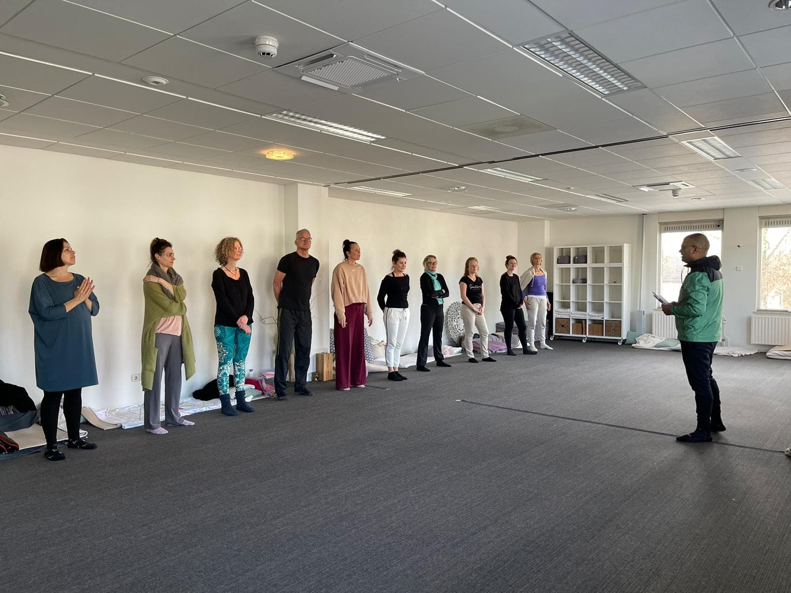 Rishi begeleidt een groep